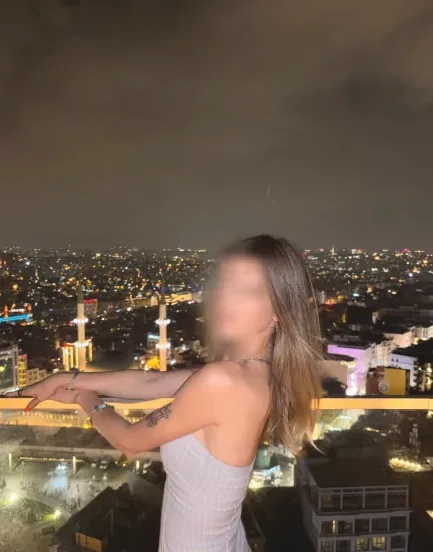 Zeynep, 27